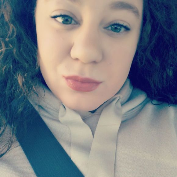 Meet your Posher, Courtney - Picture 1 of 1